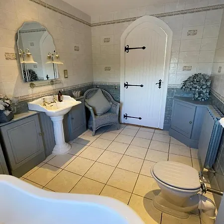 Vila Exclusive Near Airport & *