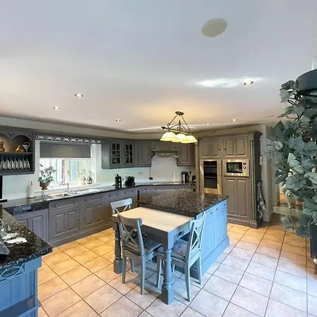Villa Exclusive Near Airport & *